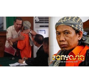 Saat persidangan Aman Abdurrahman di peluk Ipda Denny Mahieu Korban Bom teror | Bandar Togel Terpercaya | Bandar Togel Online 