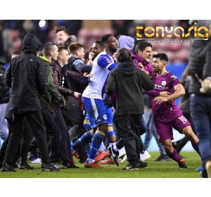 Para Pemain Manchester City mengerubungi Wasit Hingga Di Denda Rp 947 Juta | Judi Online Indonesia 